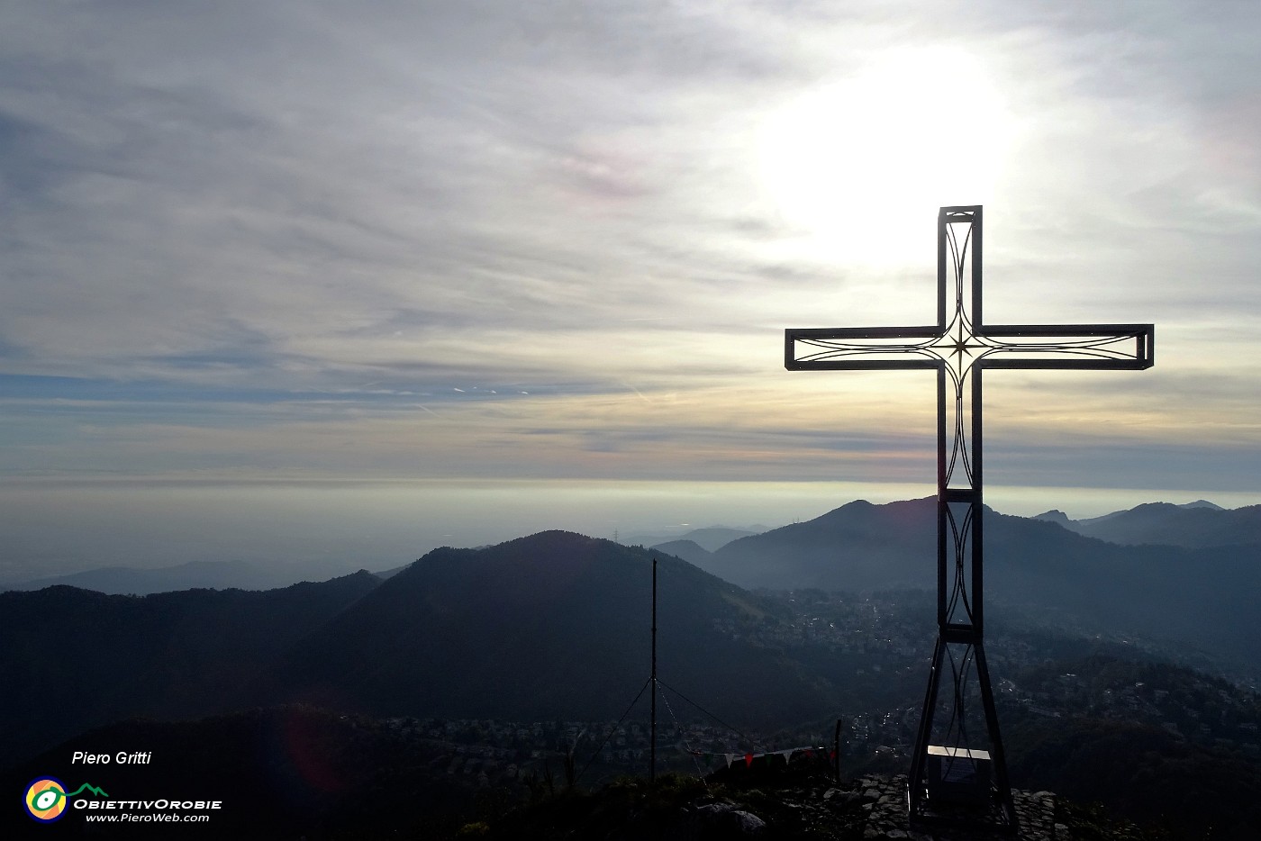 43 La nuova bella grande croce rivolta sull'altopiano di Selvino-Aviatico.JPG -                                